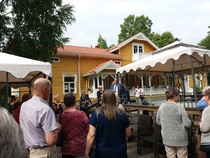 Taiteilija Johanna Oraksen luona Punkaharjun taidekartanossa